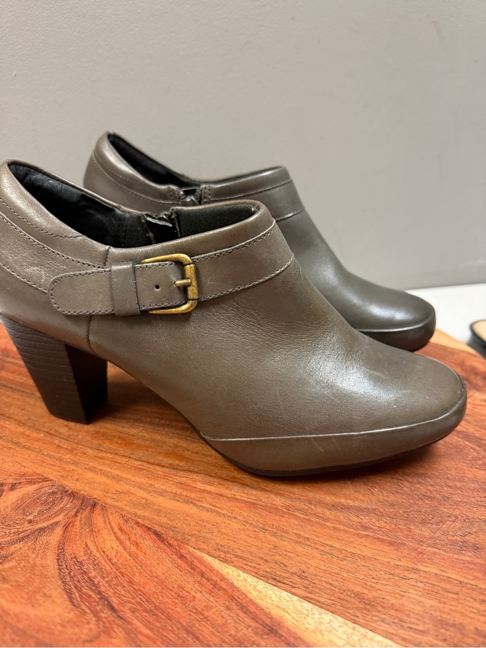 Clarks Leather Ankle Booties Olive Gray Block Heel Zip Boots 9.5